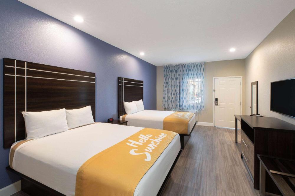 Queen Room with Two Queen Beds - Non-Smoking interior