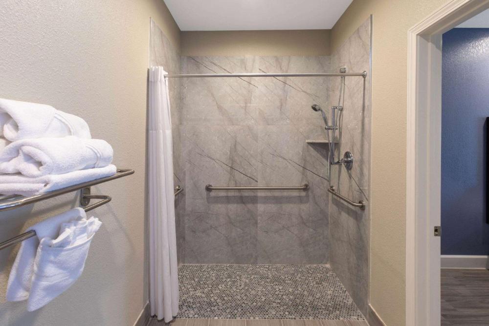 2 Queen Bed, Studio Mobility/Hearing Access Suite, Roll-In Shower, Non-Smoking interior