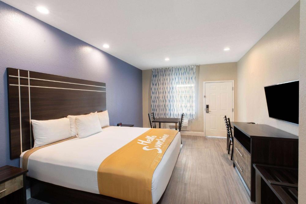 King Room with Roll-In Shower - Mobility/Hearing Accessible - Non-Smoking interior
